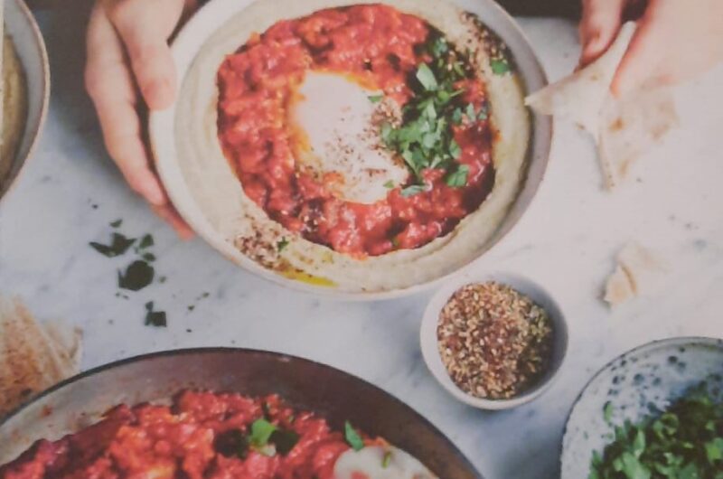 Shakshuka op een bedje hummus