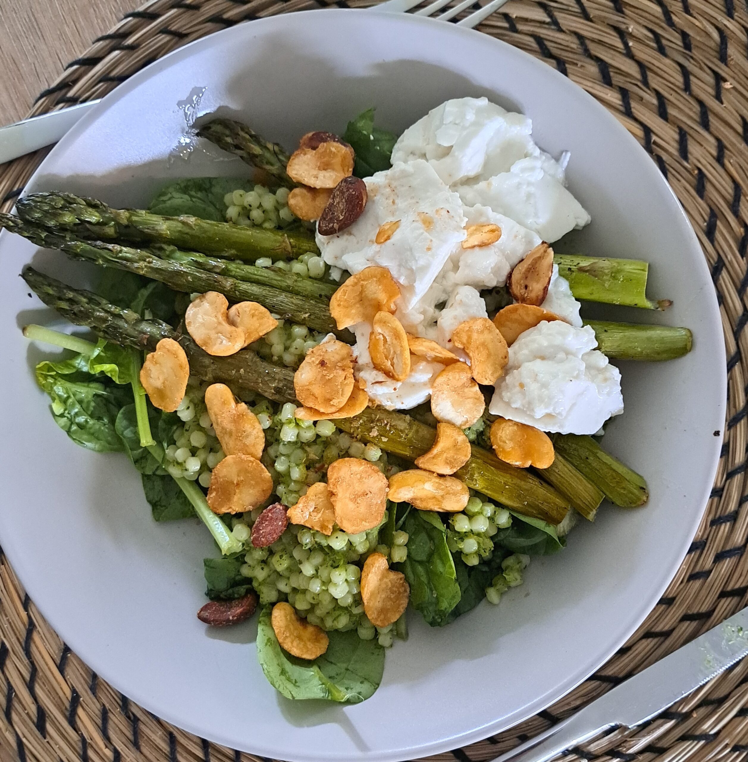 Parelcouscoussalade met asperges en feta